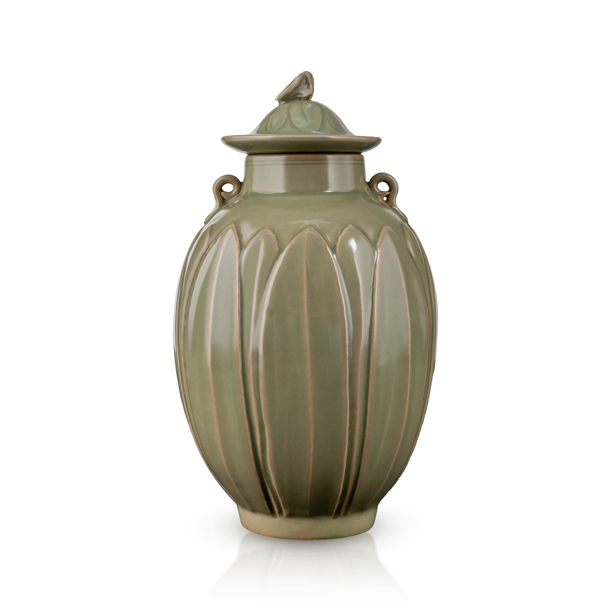 宋代越窑剔刻花瓣纹双系盖罐