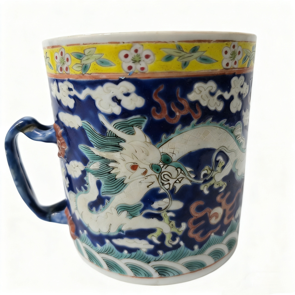 清代粉彩云龙纹茶杯