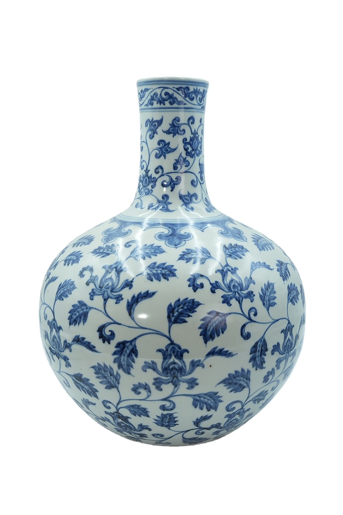 青花缠枝花卉纹天球瓶